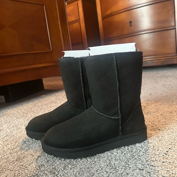 NWT UGG Classic Short II black boot - women’s size 9 - Picture 4 of 10